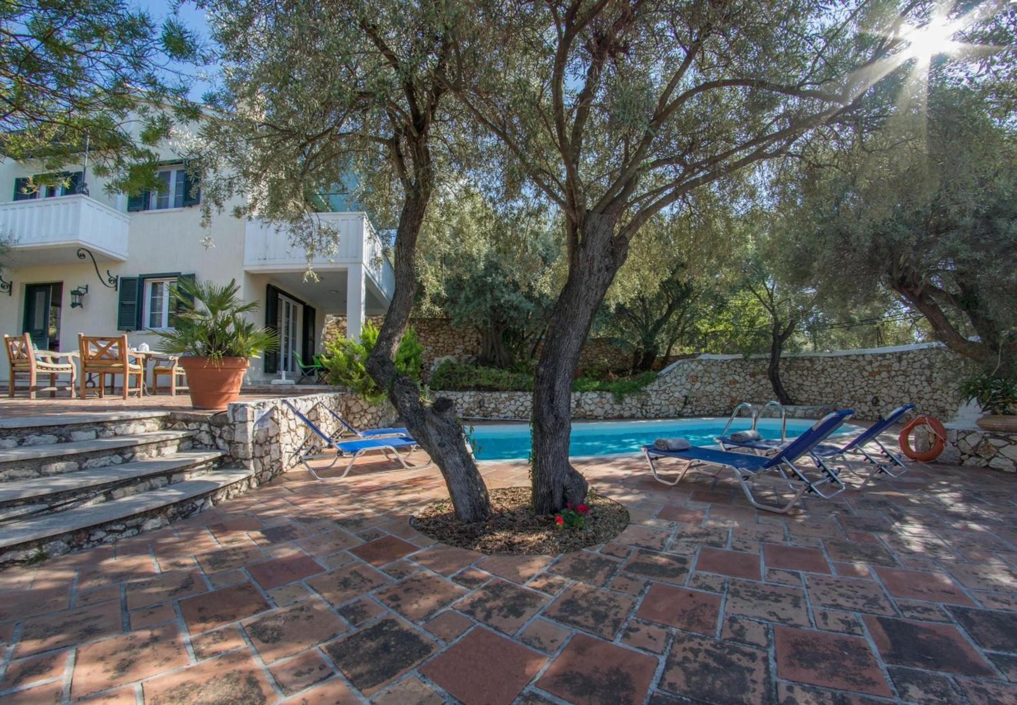 Agios Nikitas Villas Luaran gambar